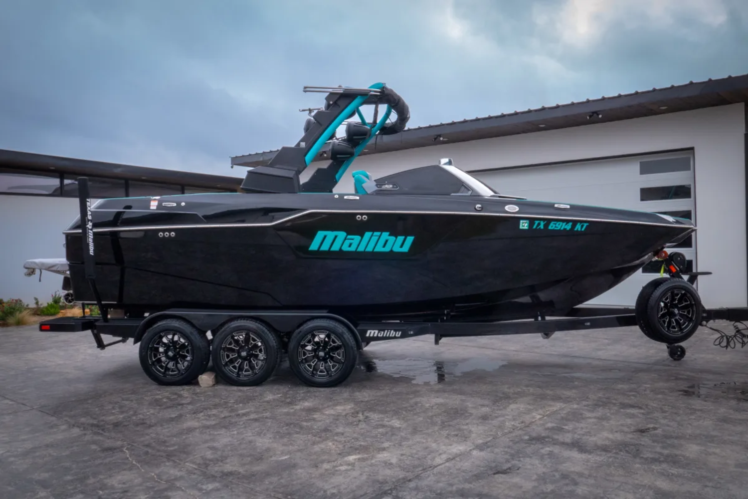 2023 Malibu M240 *With Trailer