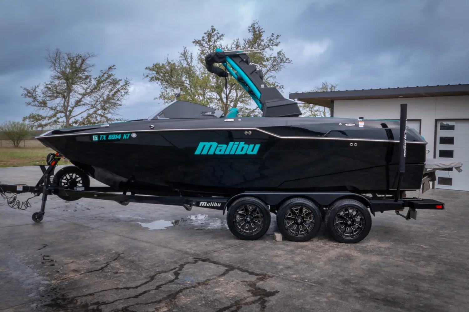 2023 Malibu M240 *With Trailer
