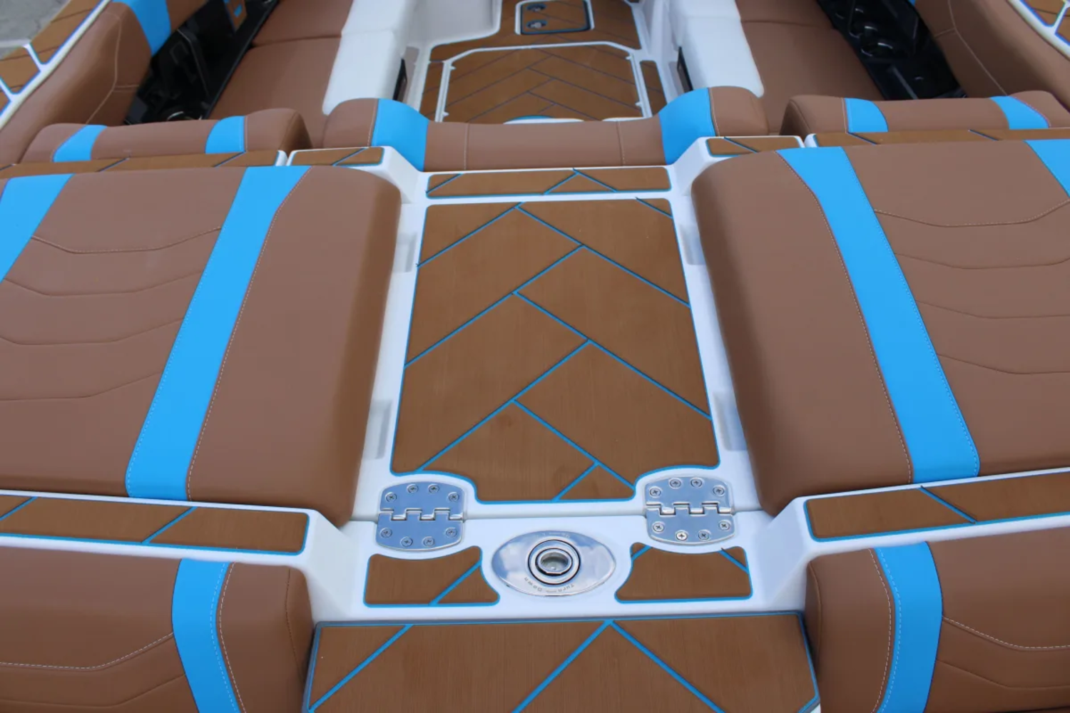2027 Malibu 23 LSV