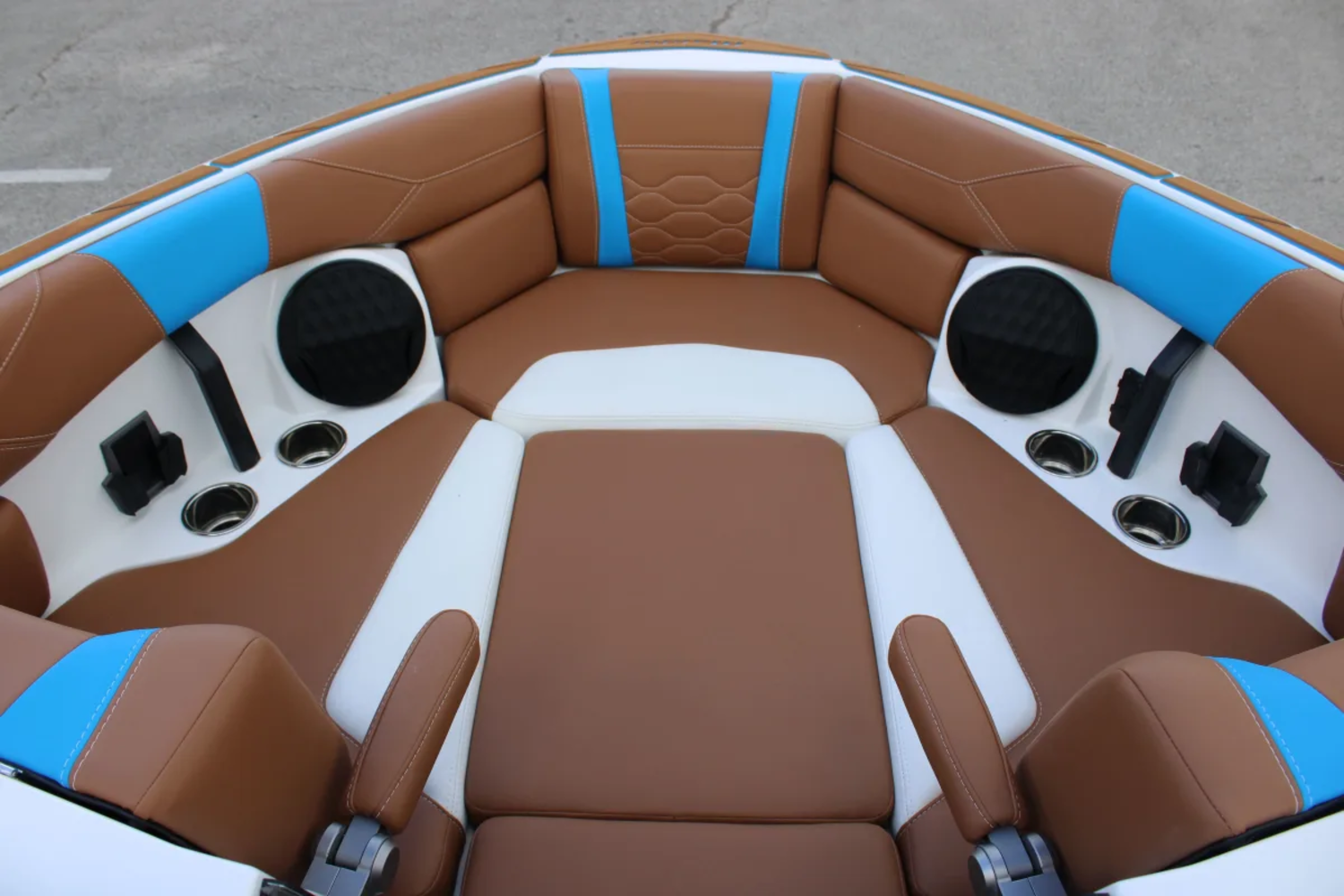 2027 Malibu 23 LSV