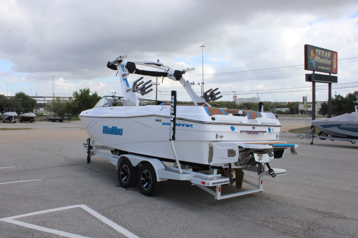 2027 Malibu 23 LSV