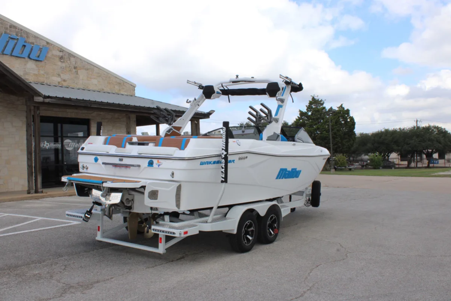 2027 Malibu 23 LSV