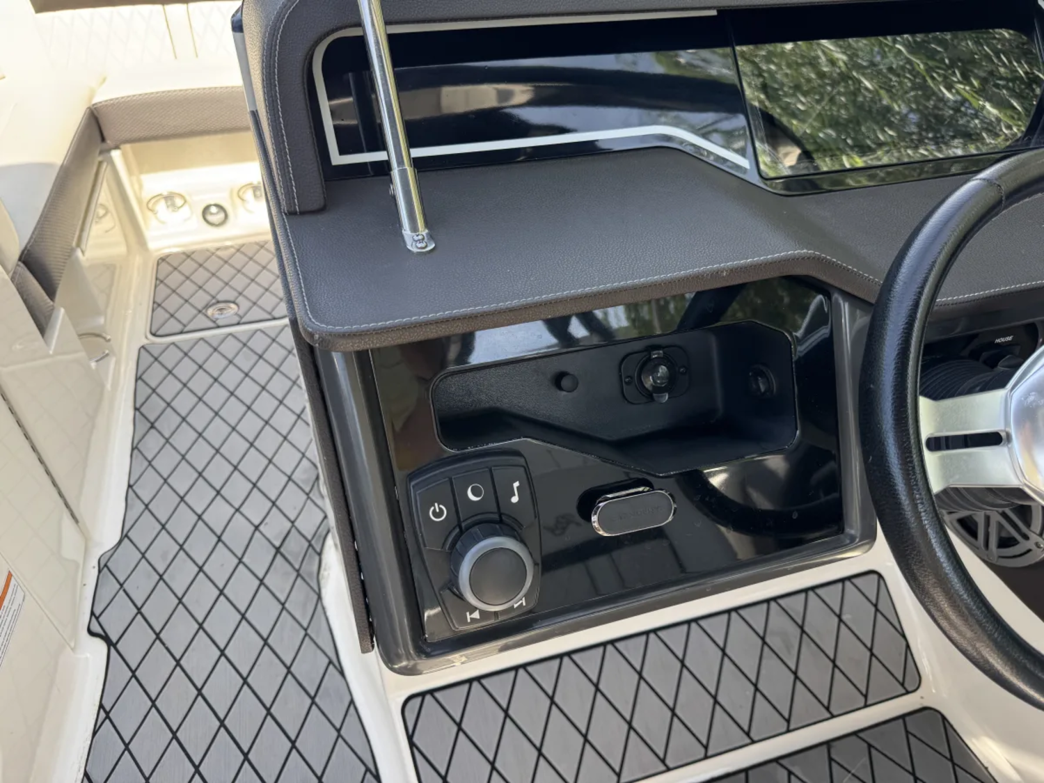 2017 Sea Ray 230SLX W