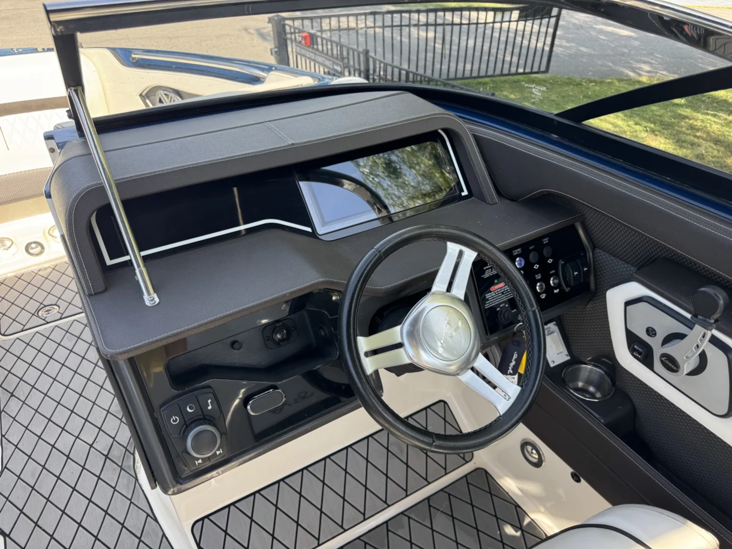 2017 Sea Ray 230SLX W