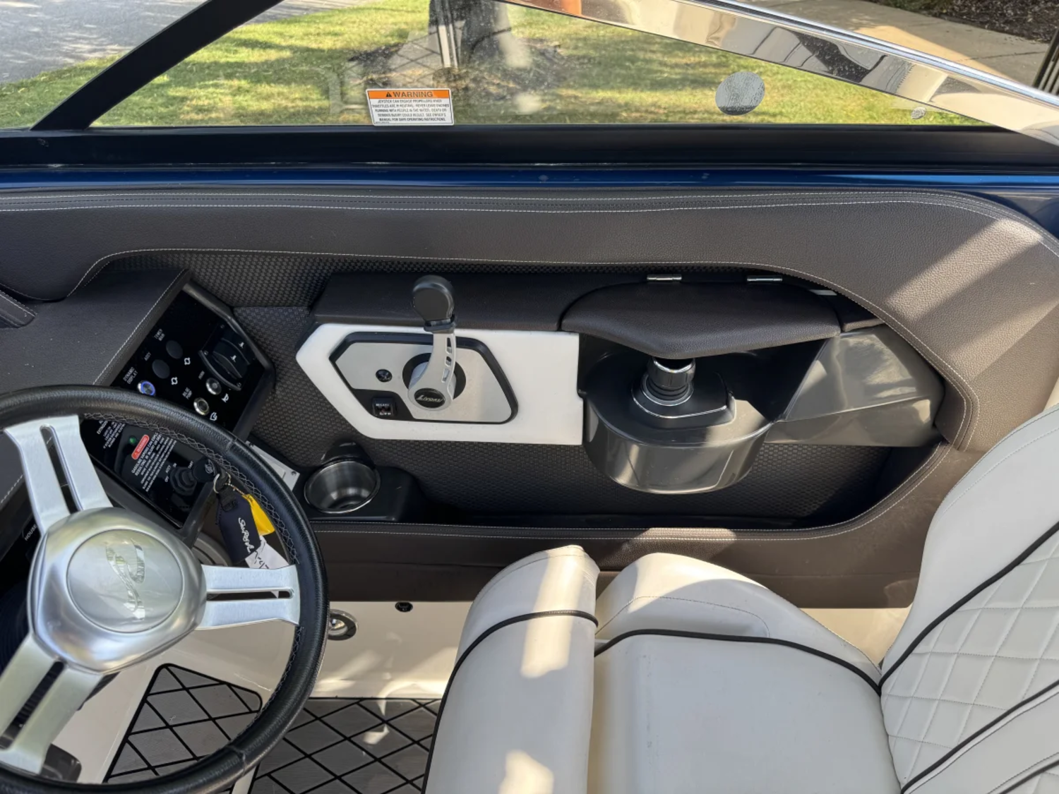 2017 Sea Ray 230SLX W