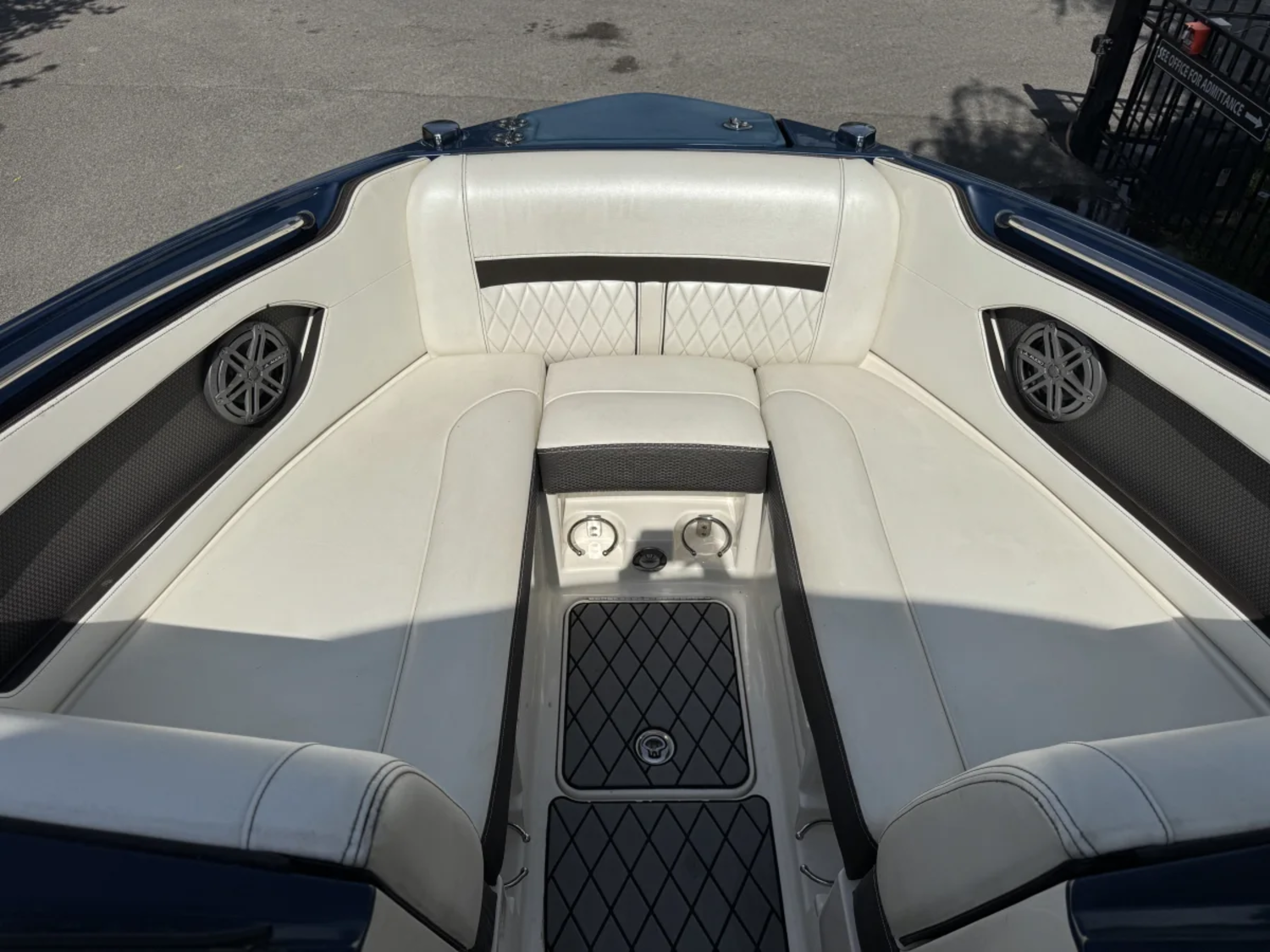 2017 Sea Ray 230SLX W