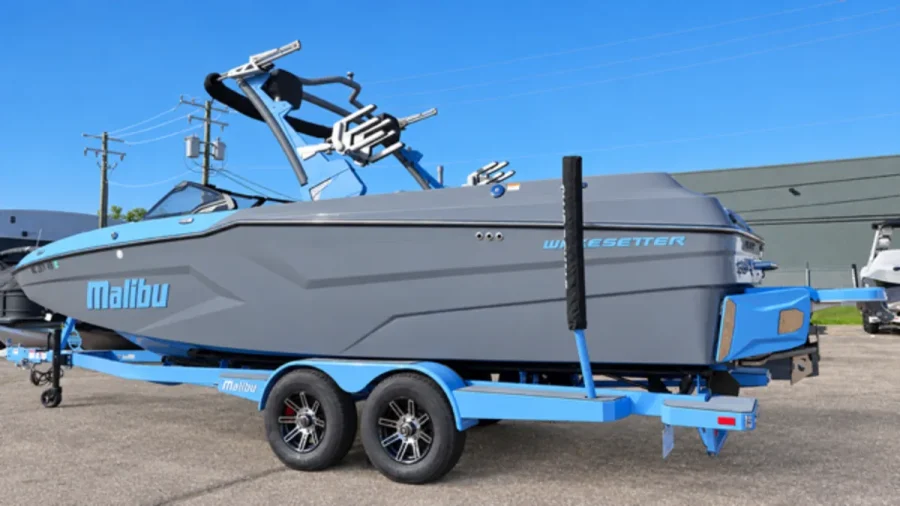 2025-malibu-wakesetter-24-mxz-147608-image11.webp