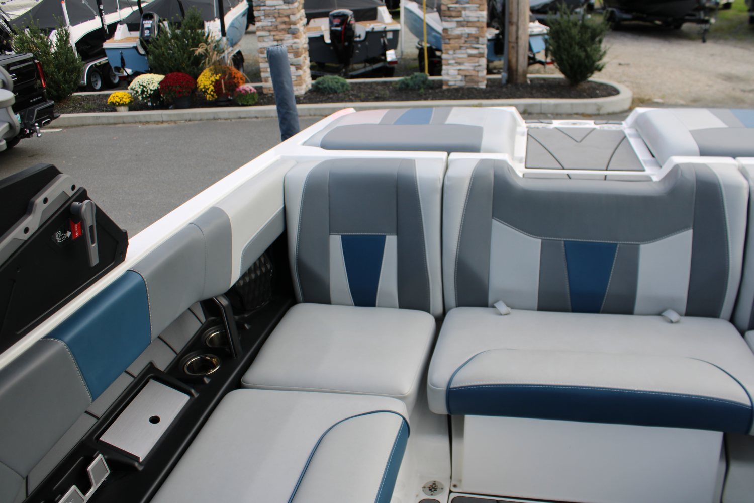 2023 Malibu 23 LSV