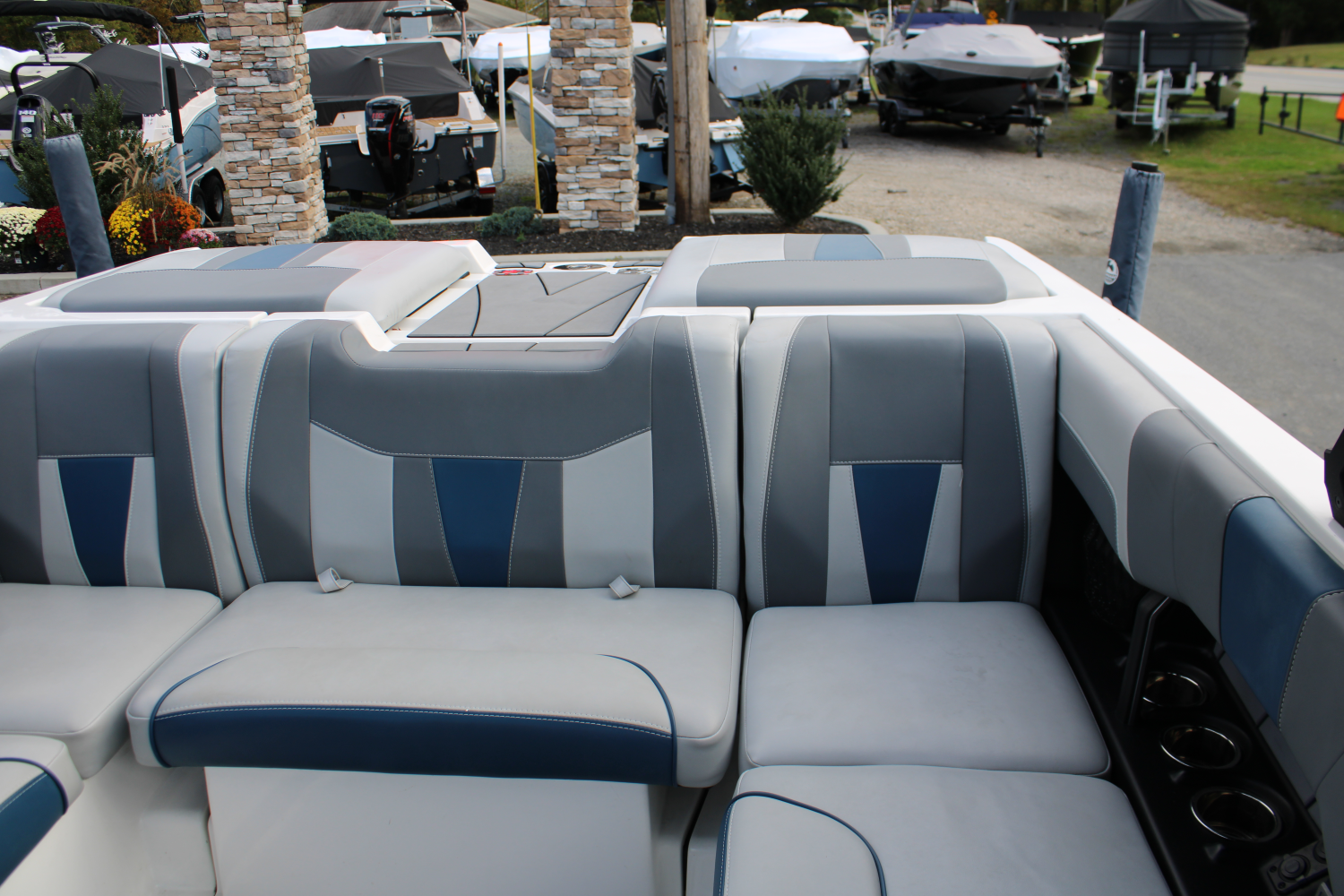 2023 Malibu 23 LSV
