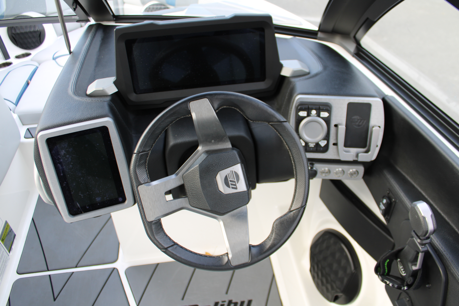 2023 Malibu 23 LSV