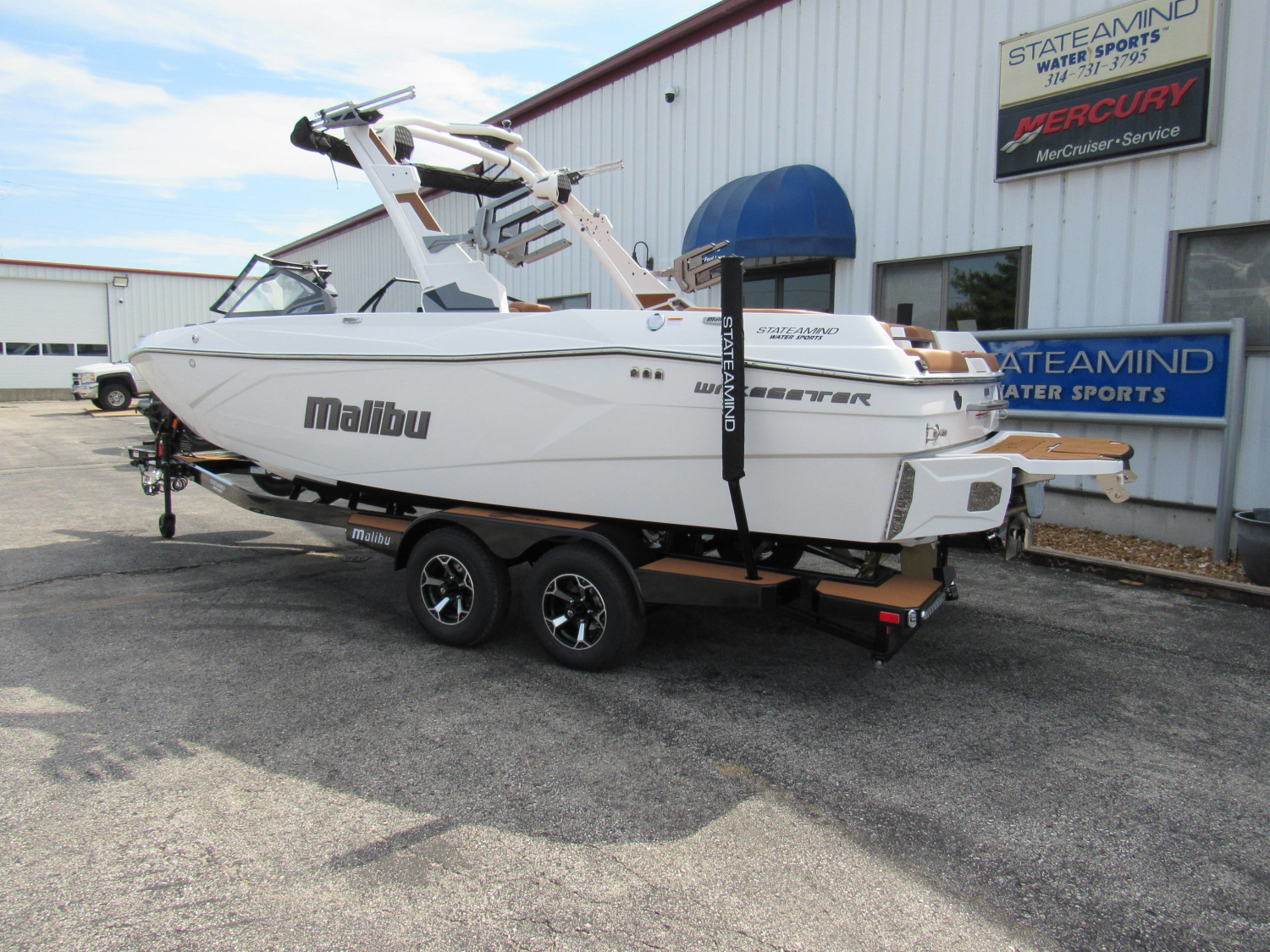 2027 Malibu 23 LSV