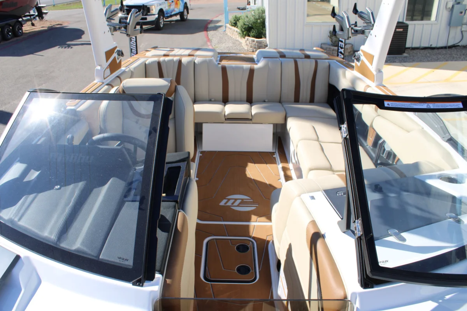 2027 Malibu 22 LSV