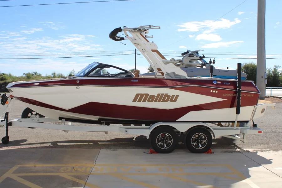 2027-malibu-wakesetter-22-lsv-147800-image3.webp