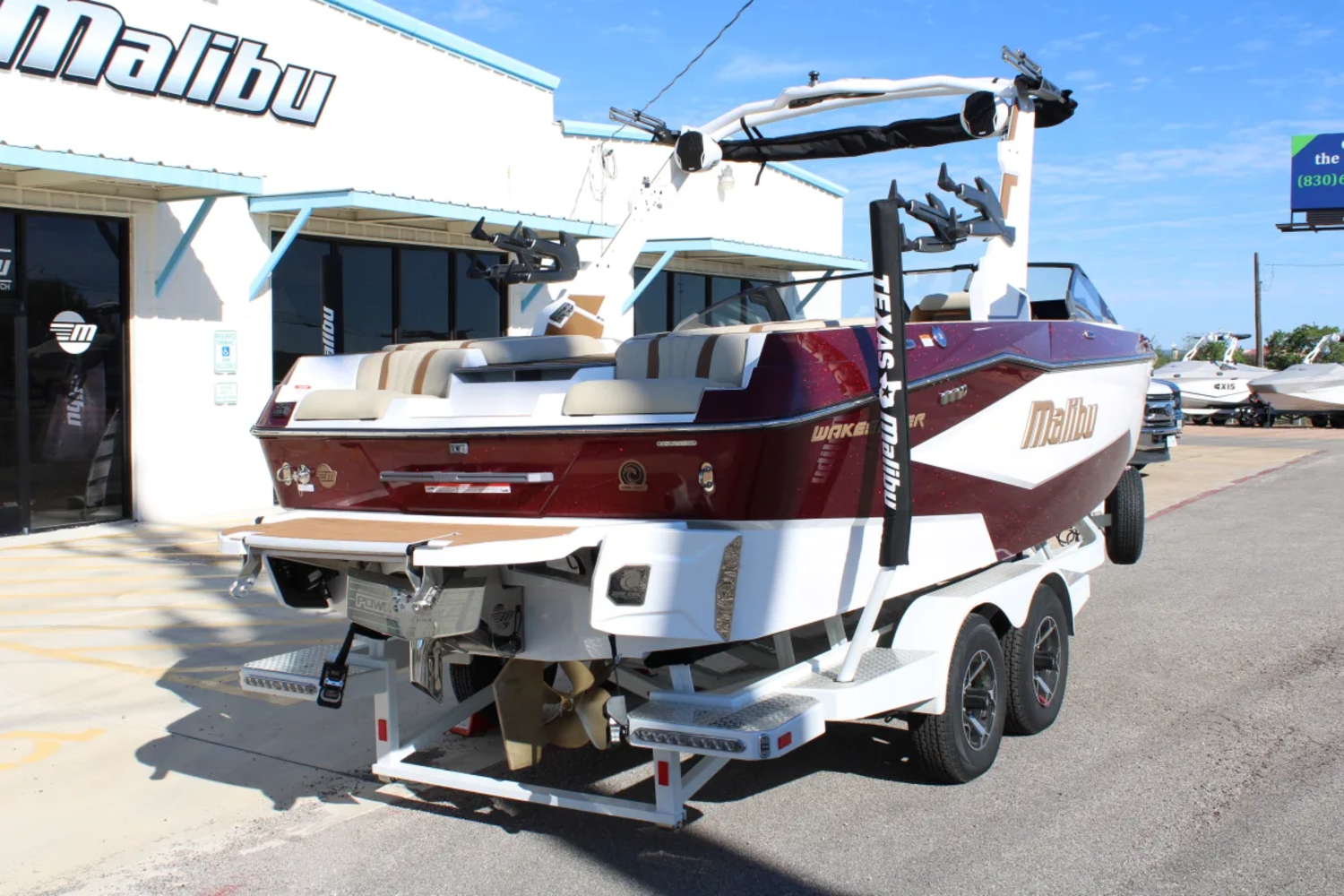 2027 Malibu 22 LSV