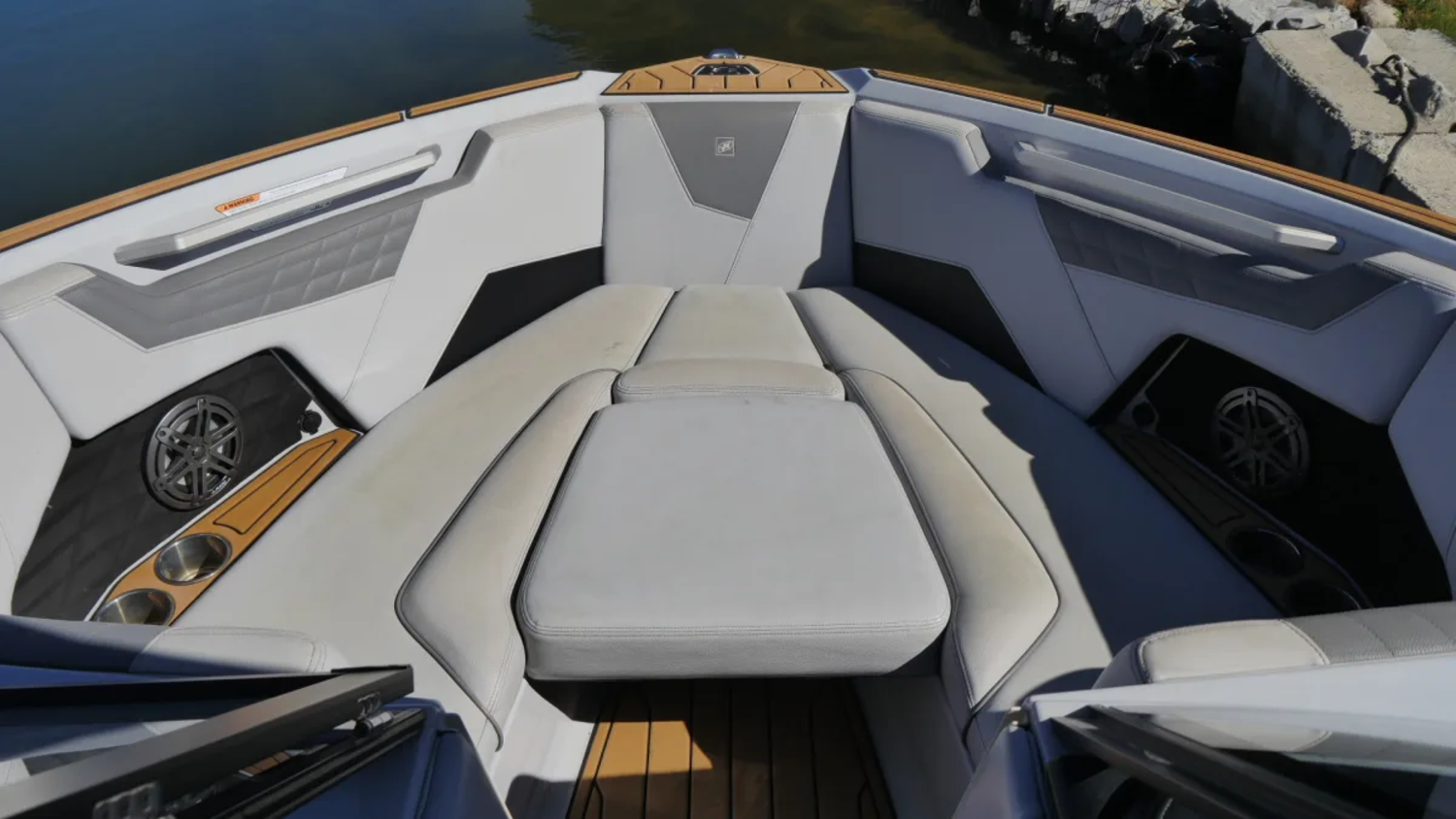 2022 Nautique S23 w. 6.2L and Thruster