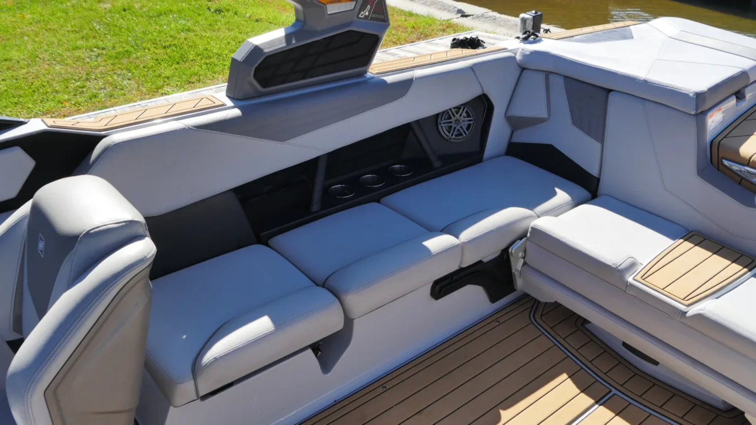 2022 Nautique S23 w. 6.2L and Thruster