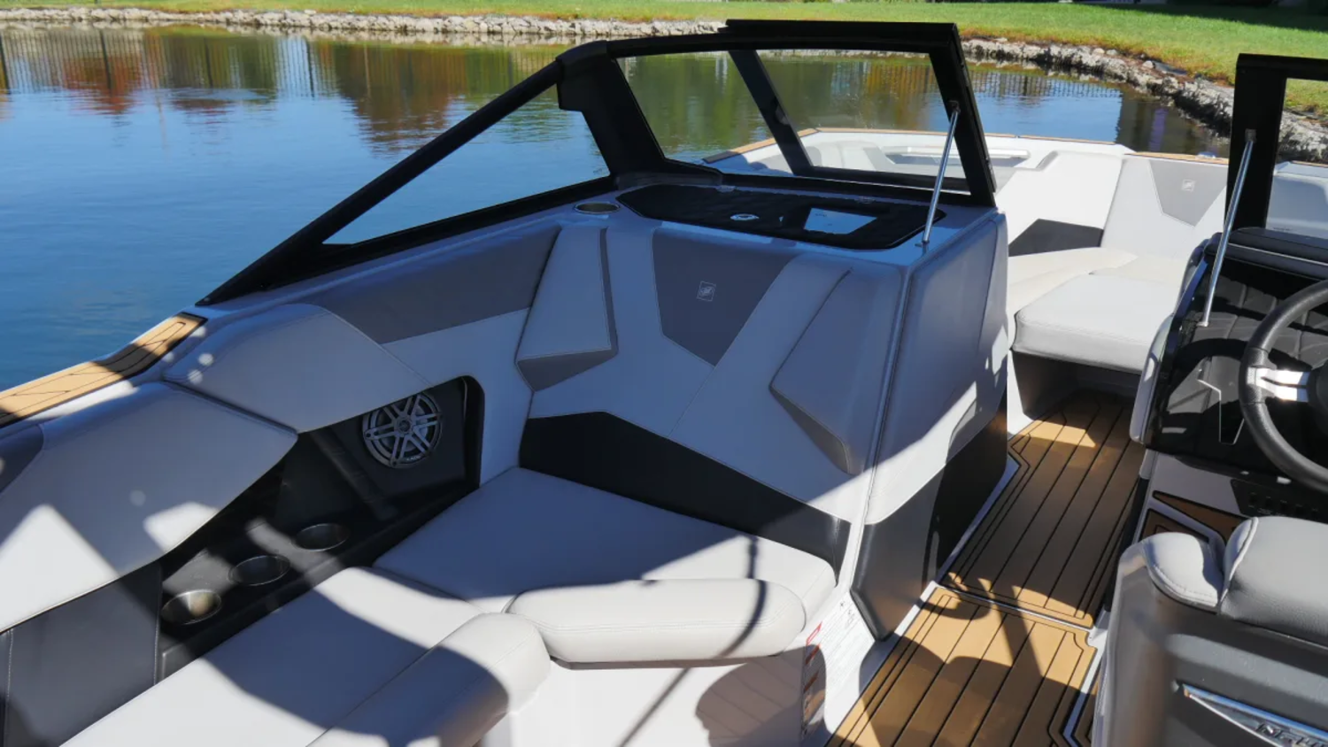 2022 Nautique S23 w. 6.2L and Thruster