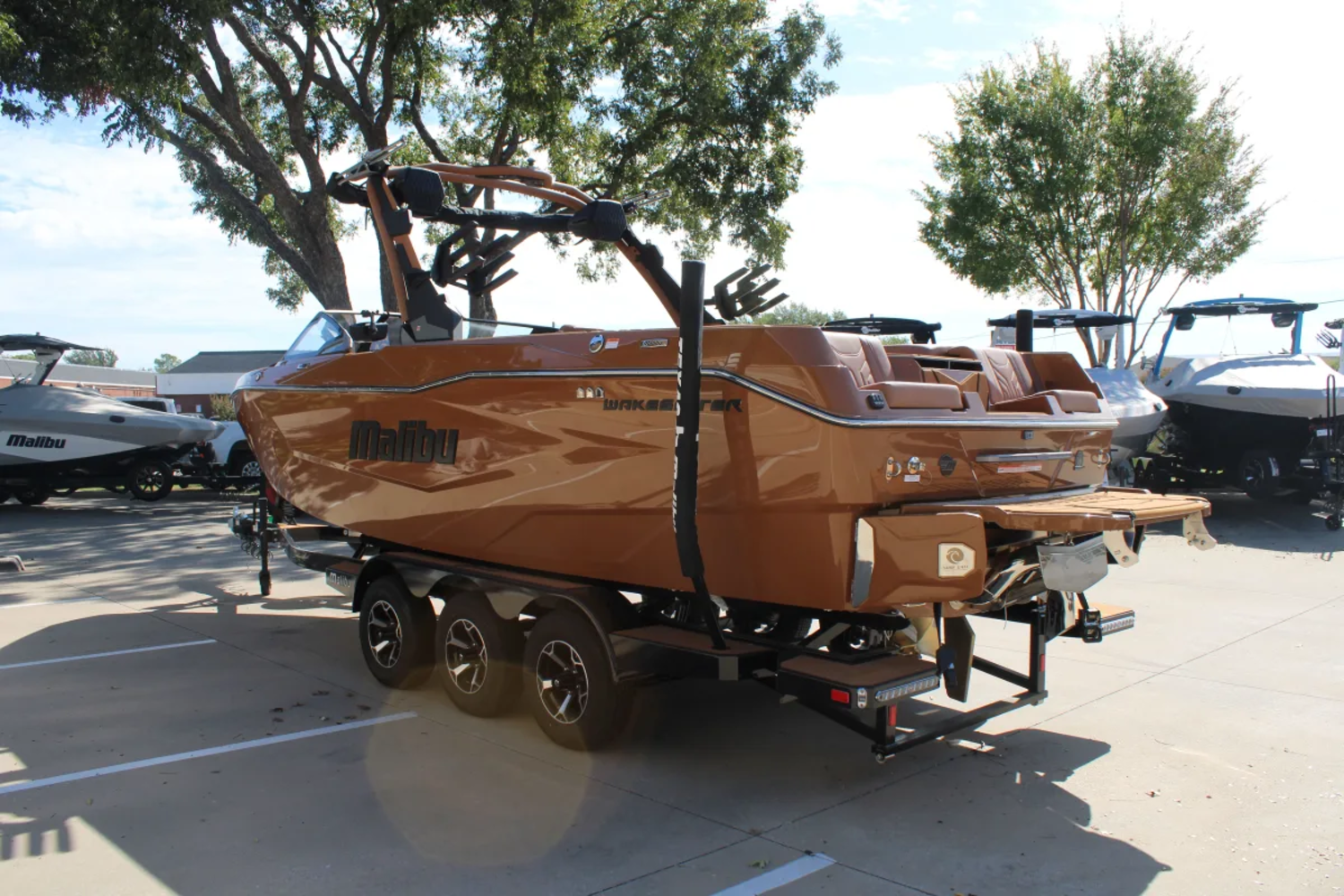 2027 Malibu 25 LSV