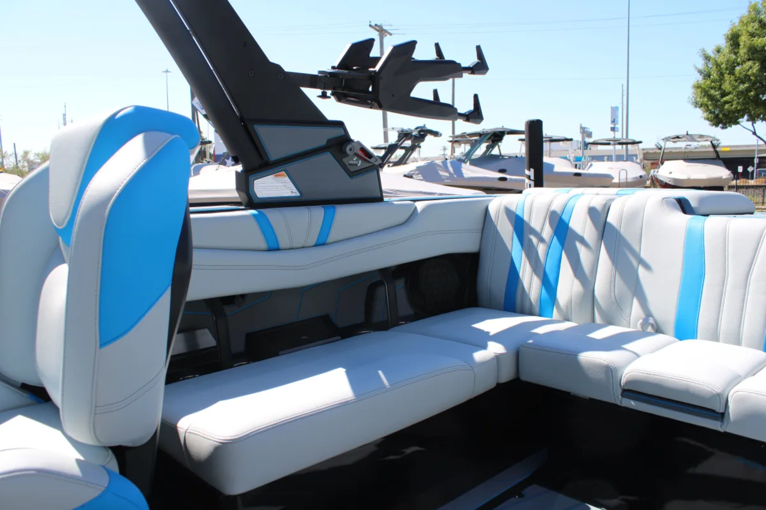 2027 Malibu 22 LSV