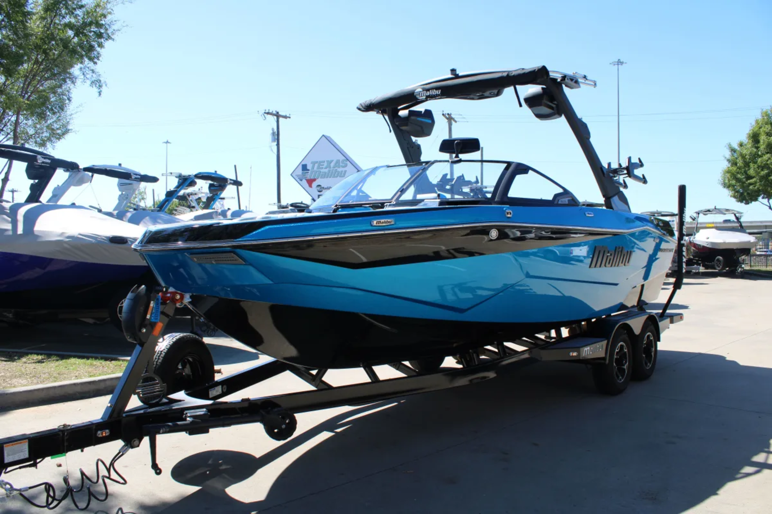 2027 Malibu 22 LSV