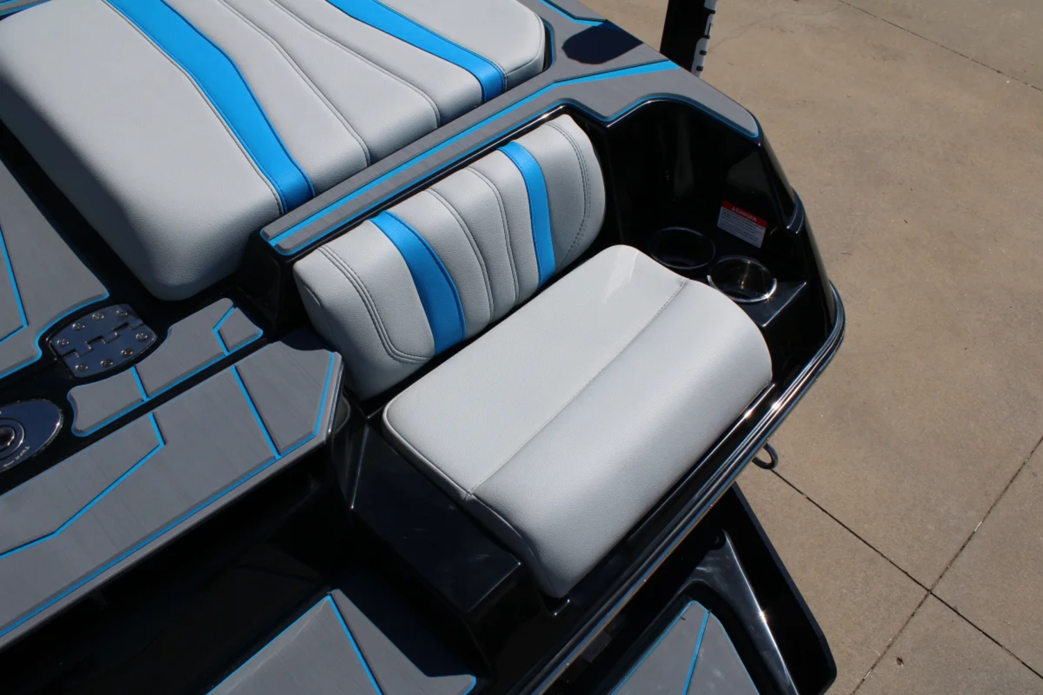 2027 Malibu 22 LSV