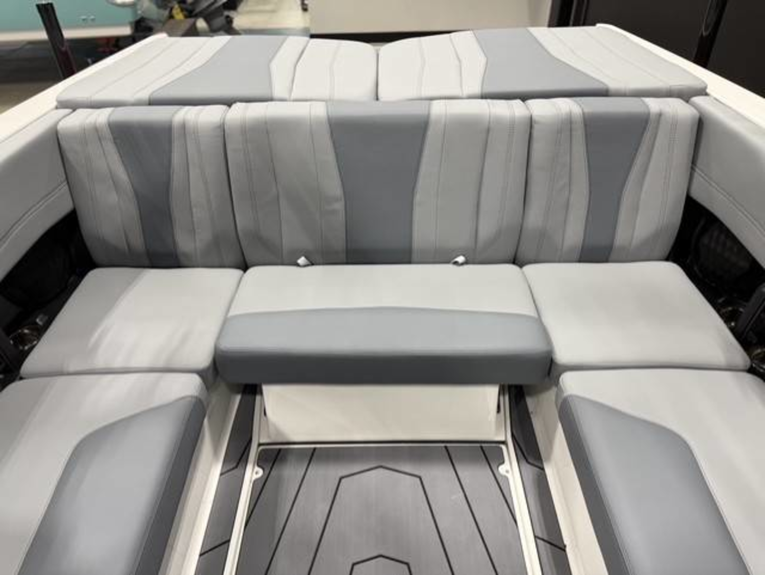 2027 Malibu 21LX