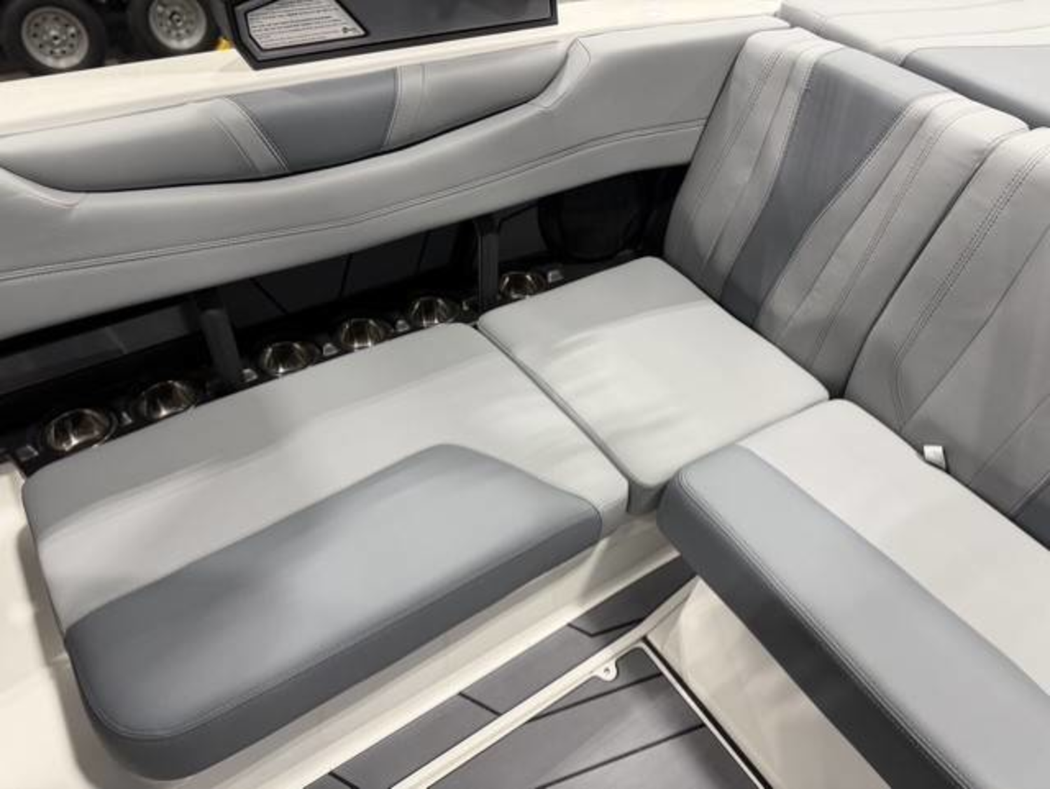 2027 Malibu 21LX