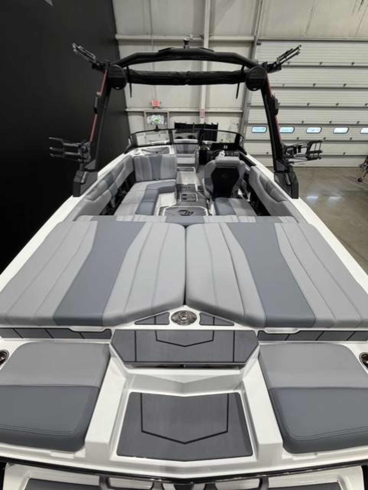 2027 Malibu 21LX