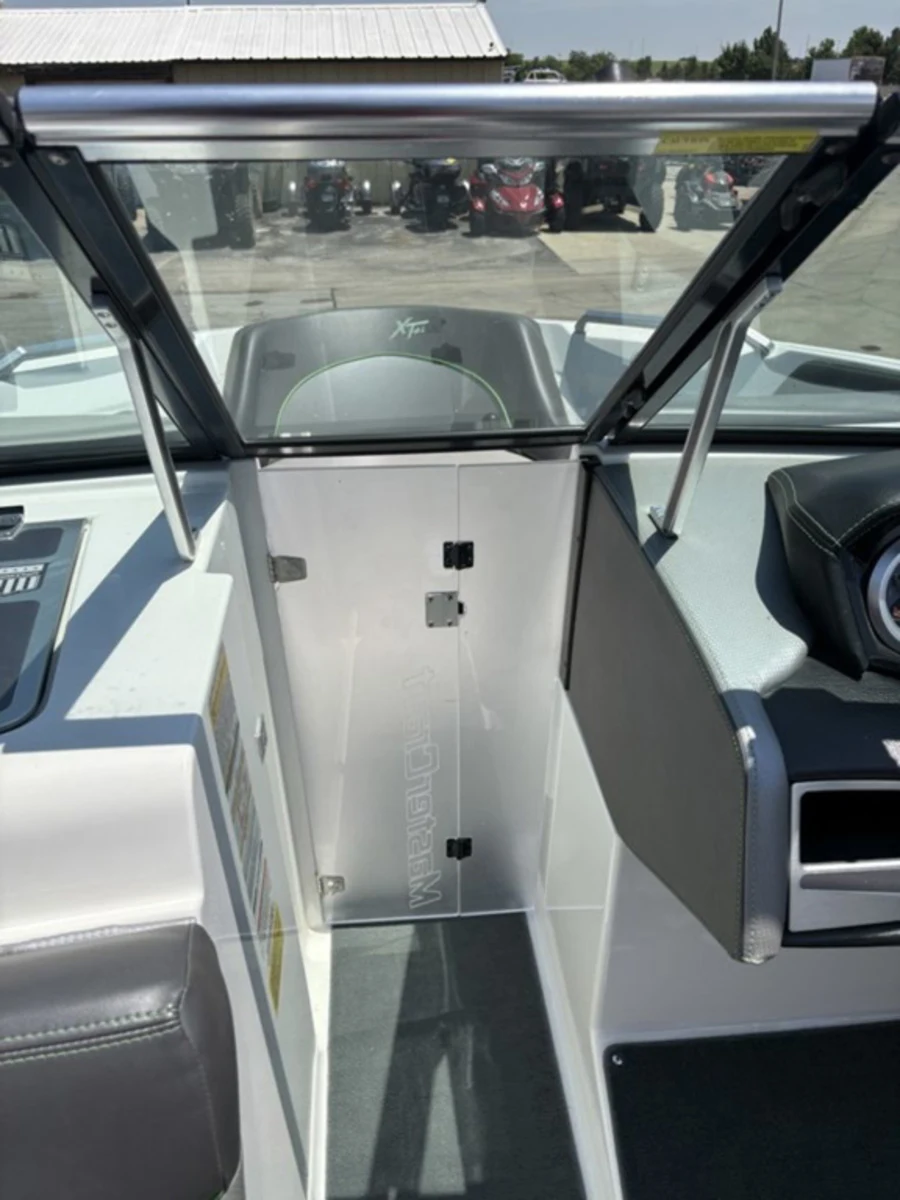 2018-mastercraft-xt21-147903-image12