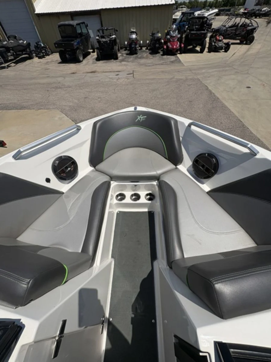 2018-mastercraft-xt21-147903-image13