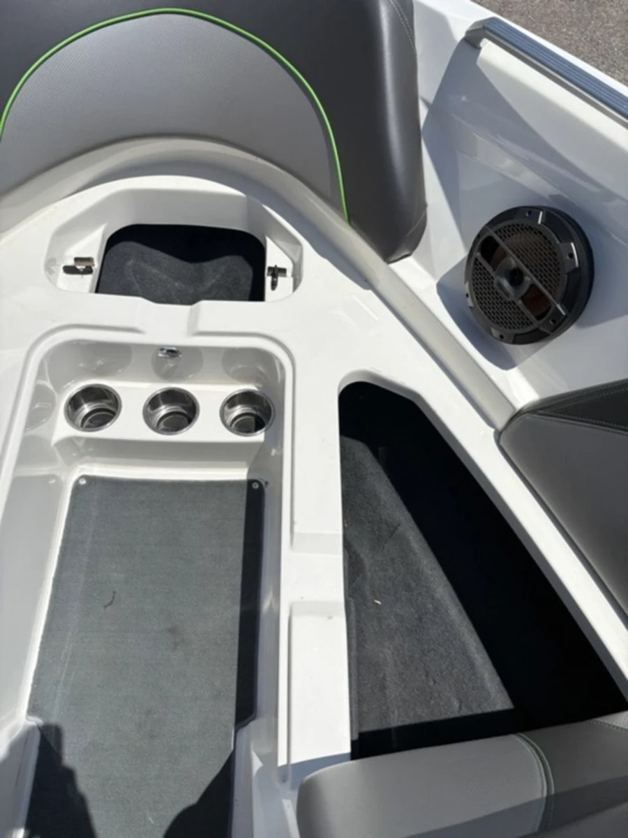 2018-mastercraft-xt21-147903-image14