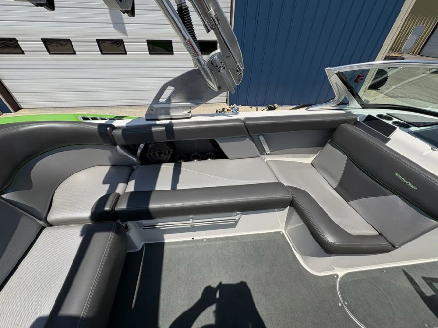 2018-mastercraft-xt21-147903-image19