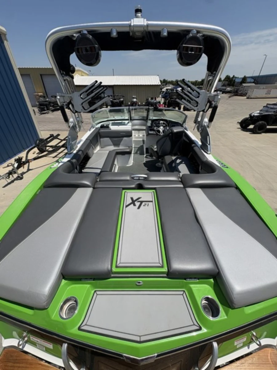 2018-mastercraft-xt21-147903-image6