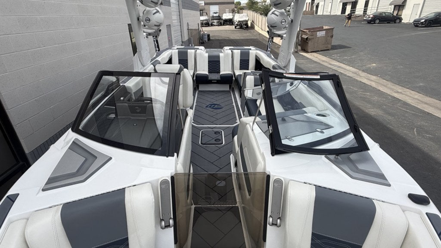 2023 Malibu Boats 26 LSV