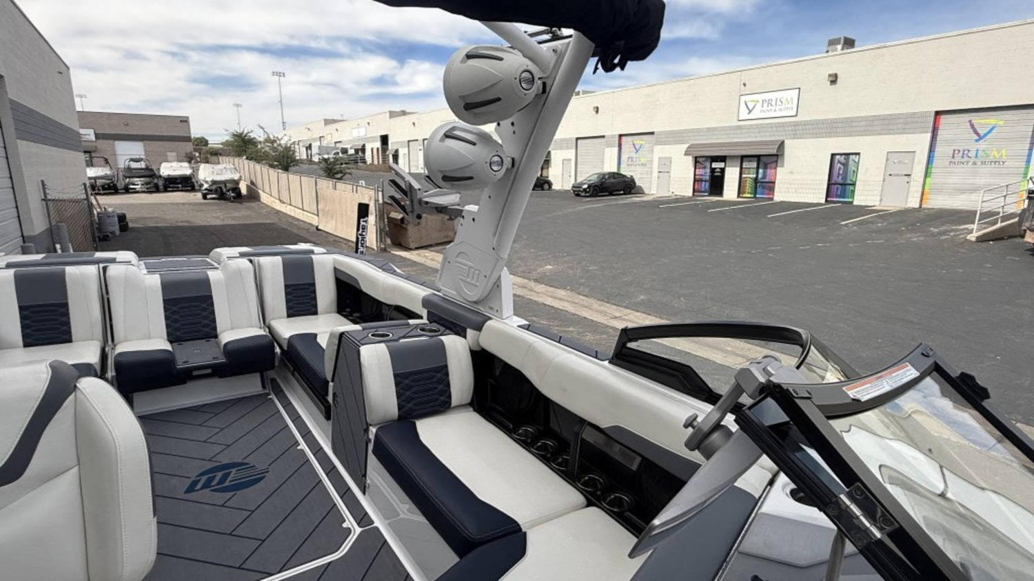 2023 Malibu Boats 26 LSV