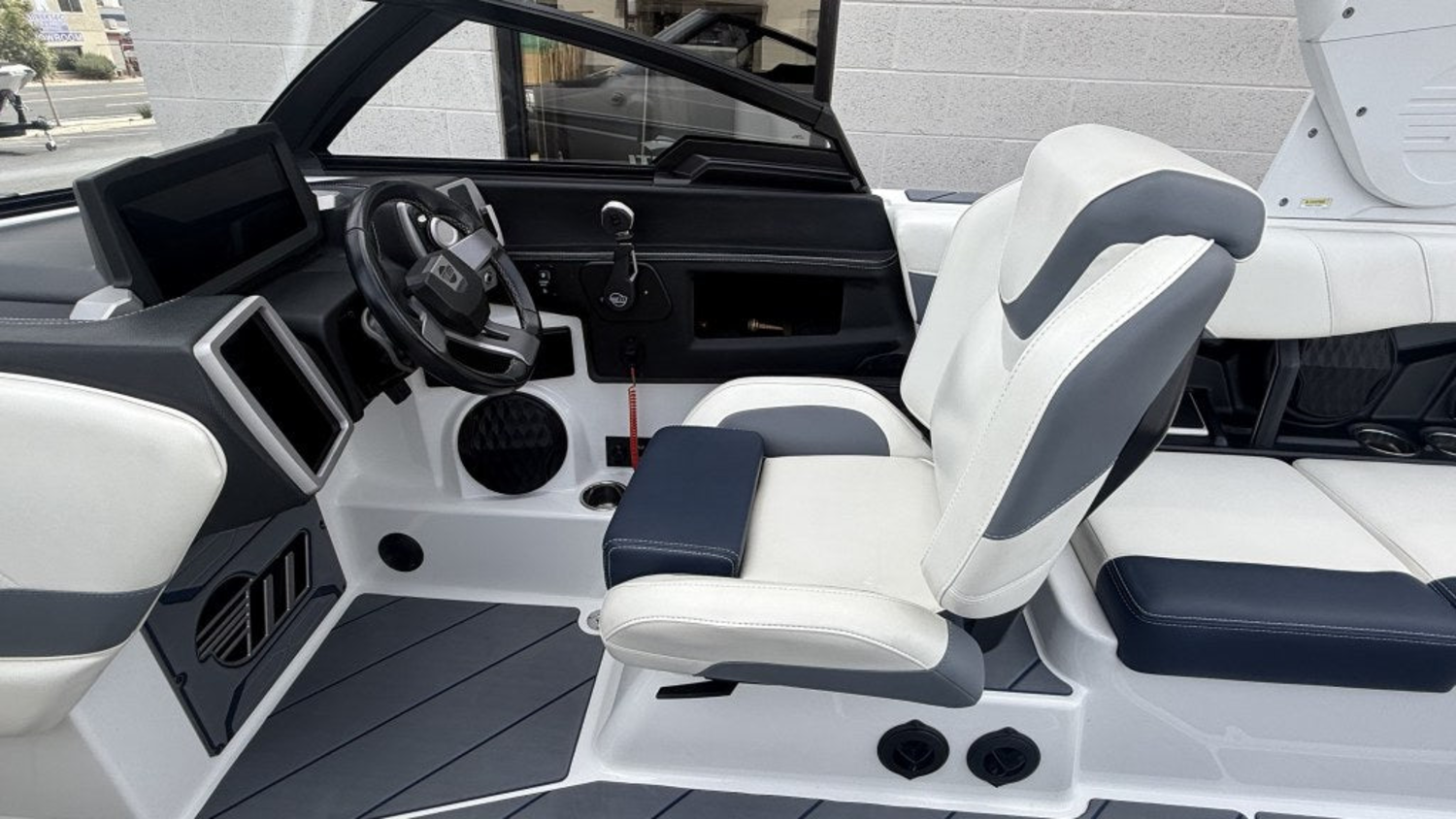 2023 Malibu Boats 26 LSV