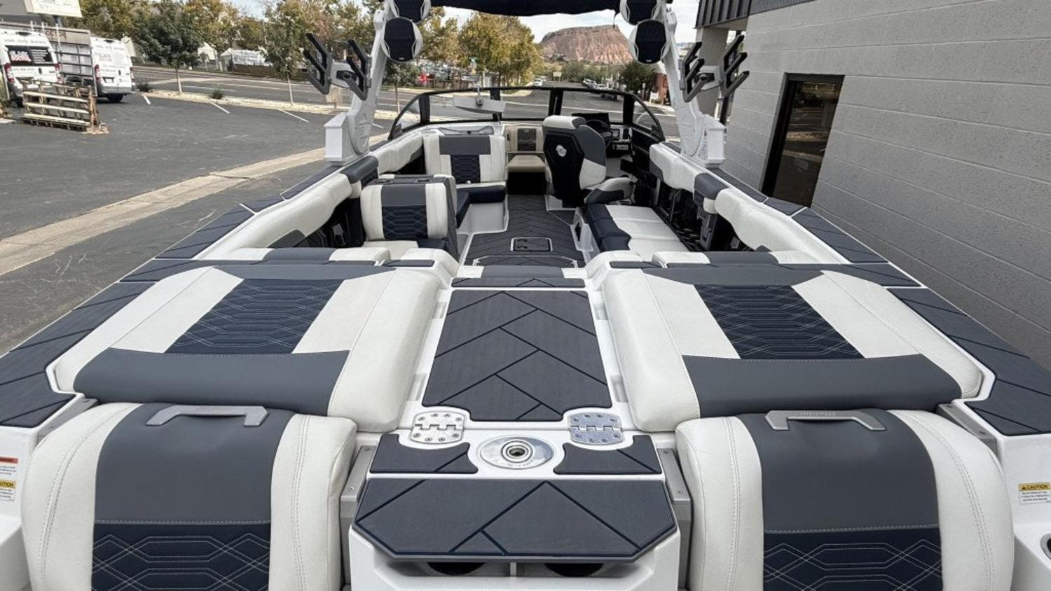 2023 Malibu Boats 26 LSV