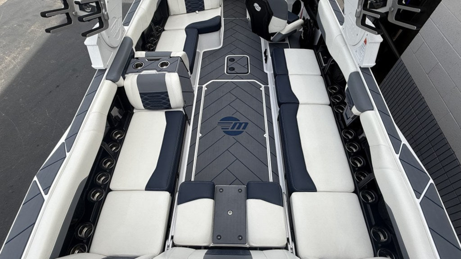 2023 Malibu Boats 26 LSV