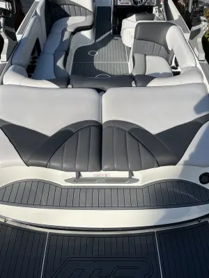2017 MB Sports Boats F22 Tomcat Icon