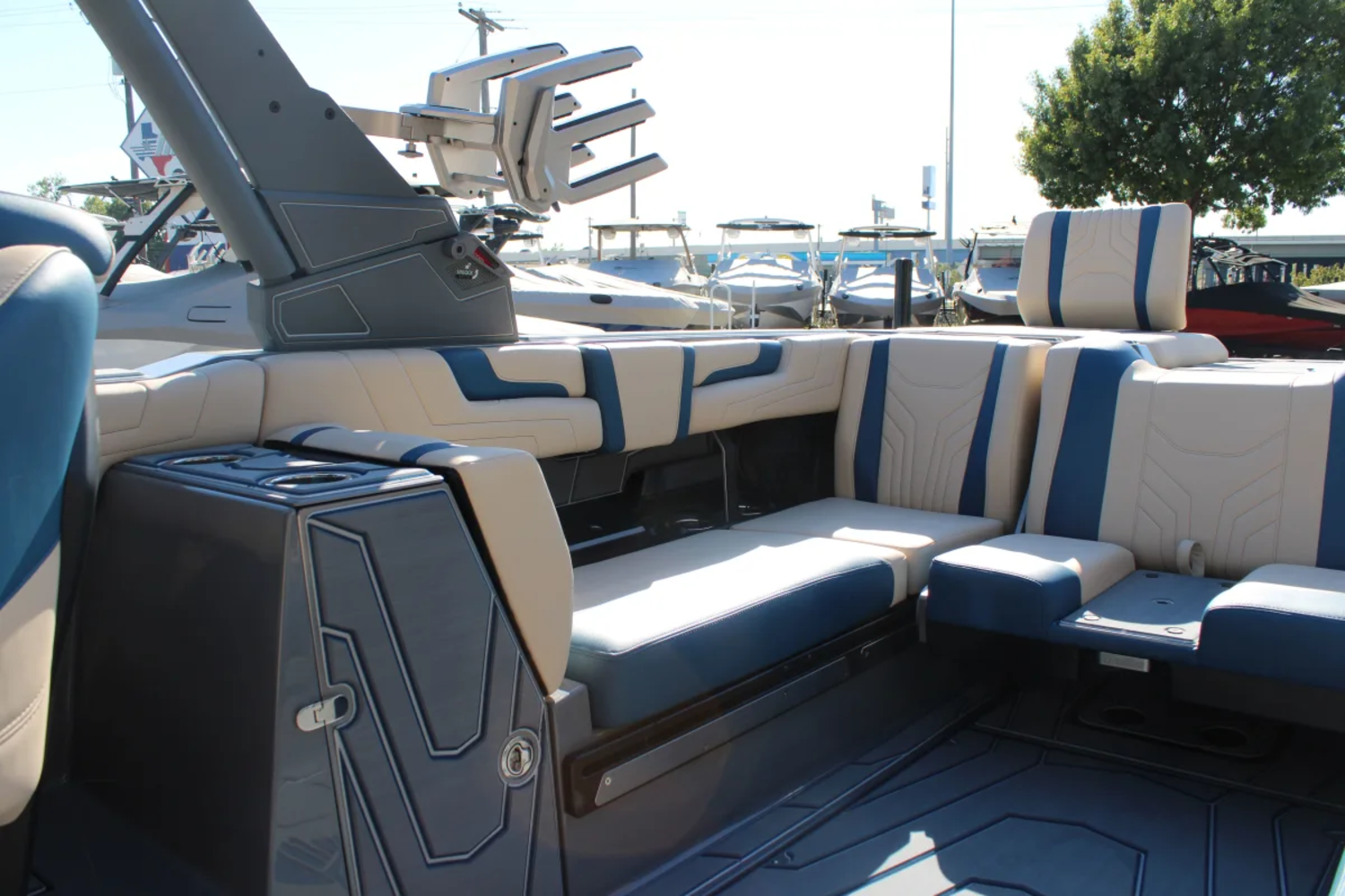 2027 Malibu 25 LSV
