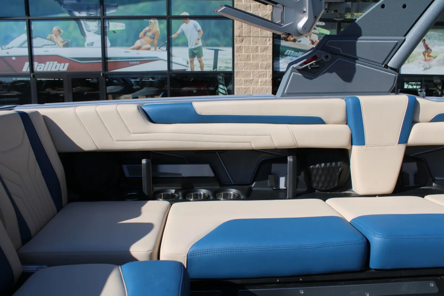 2027 Malibu 25 LSV