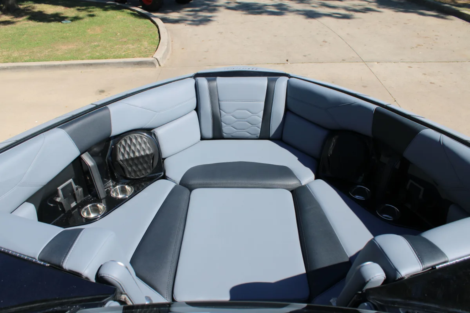 2027 Malibu 23 LSV