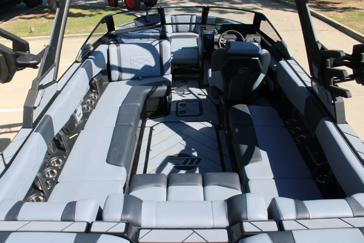 2027 Malibu 23 LSV