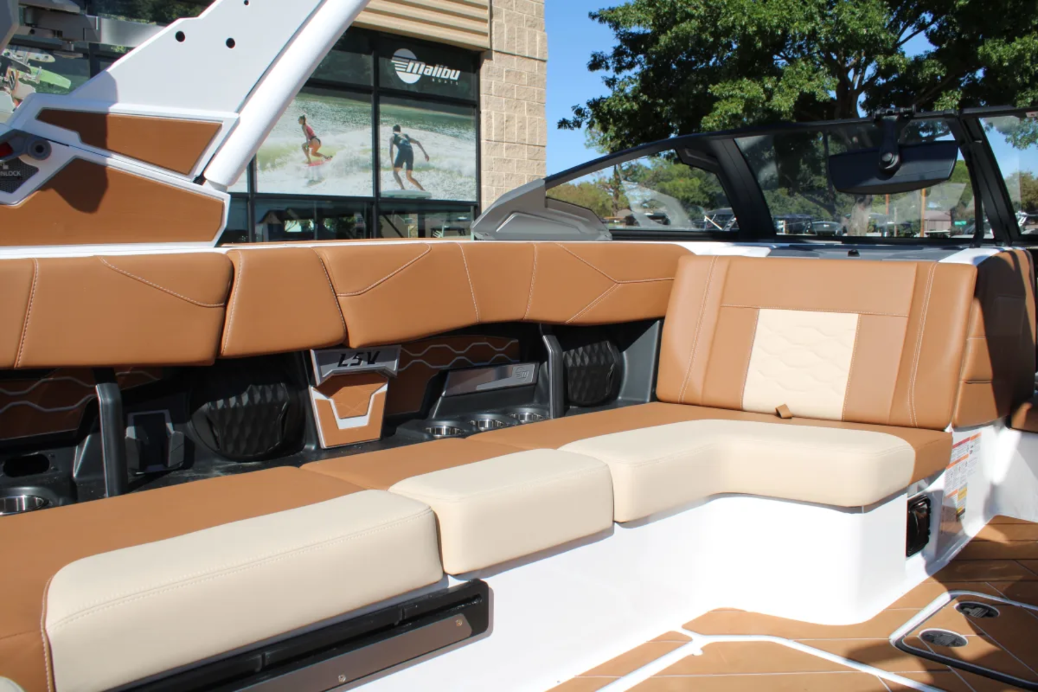 2027 Malibu 23 LSV