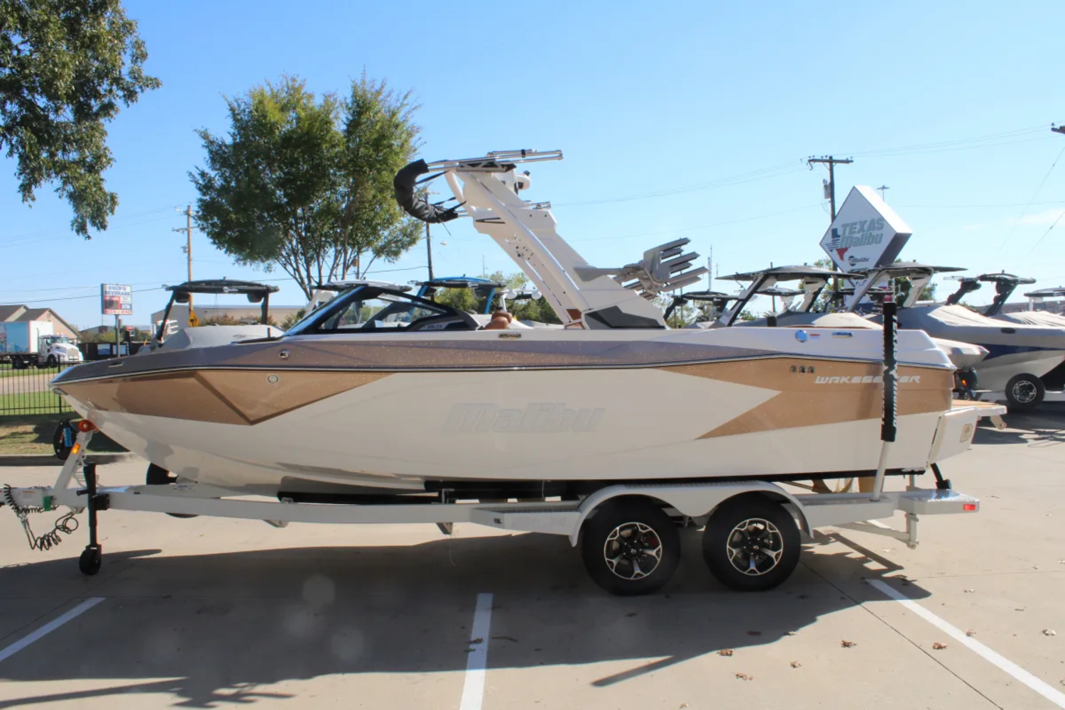 2027 Malibu 23 LSV