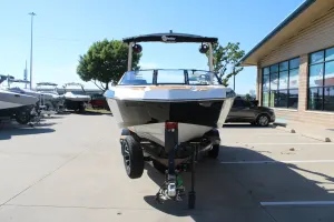 2027-malibu-21-lx-147959-image2.webp