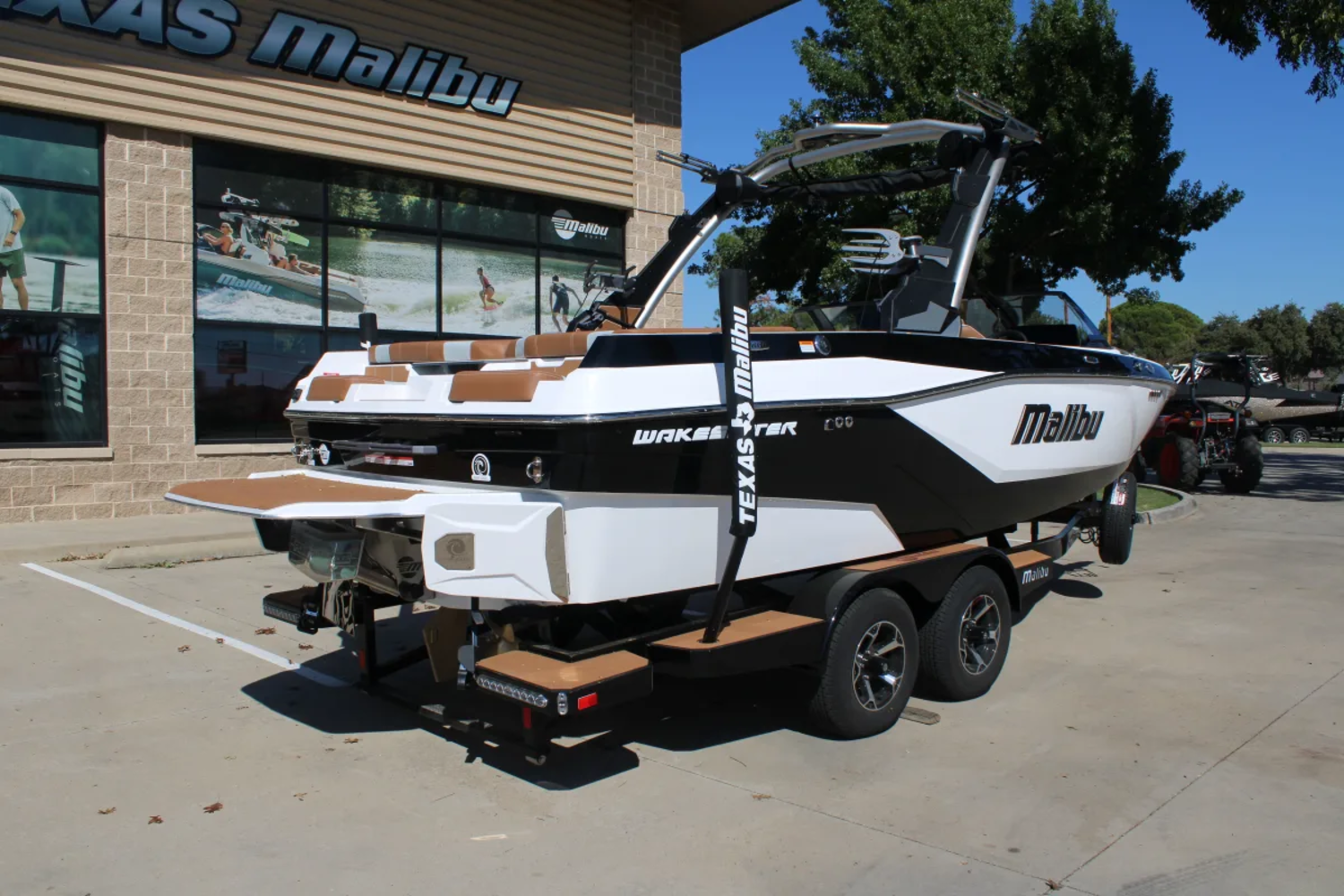 2027 Malibu 21 LX