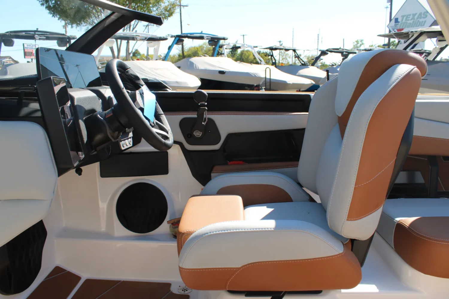 2027 Malibu 21 LX