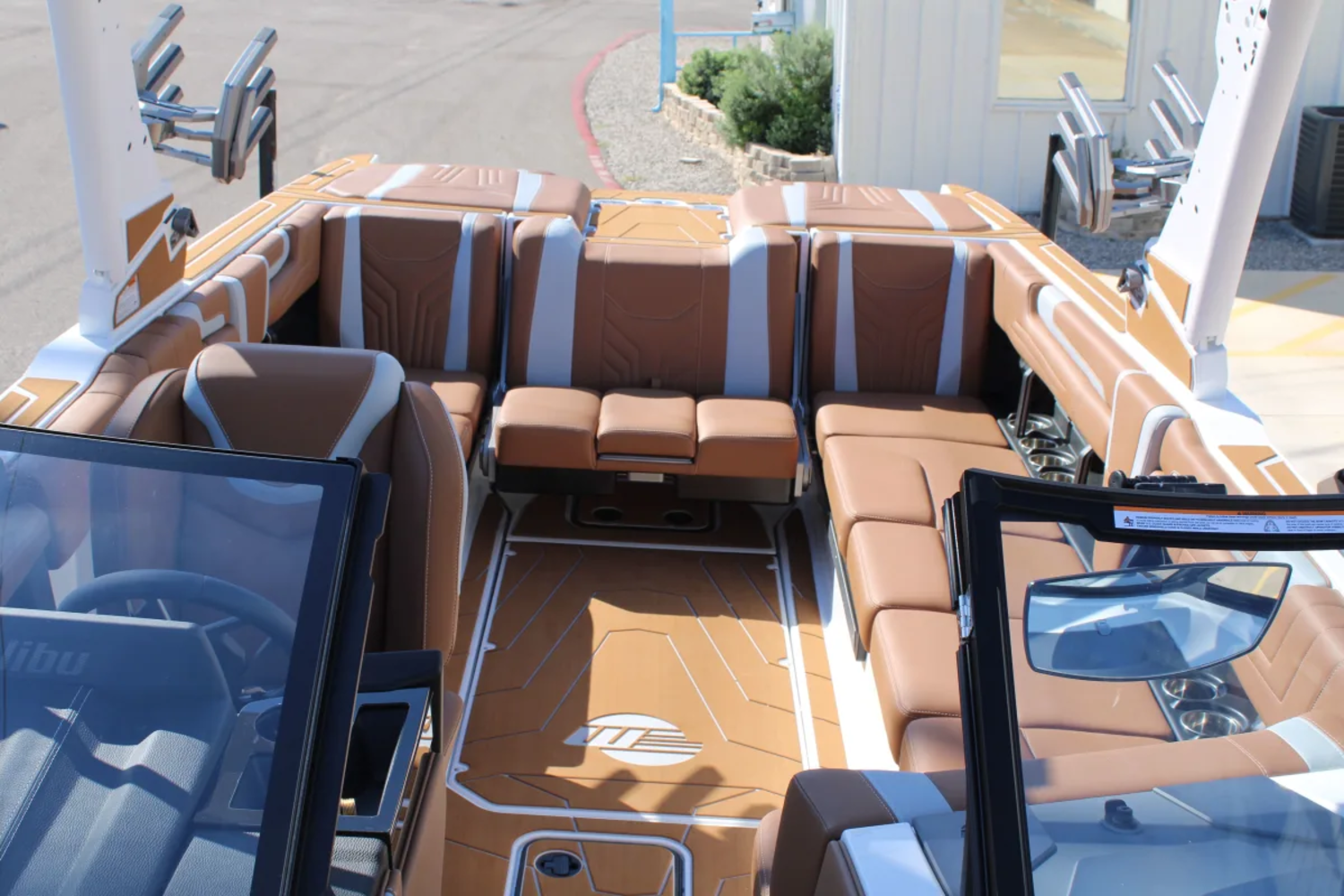 2027 Malibu 25 LSV