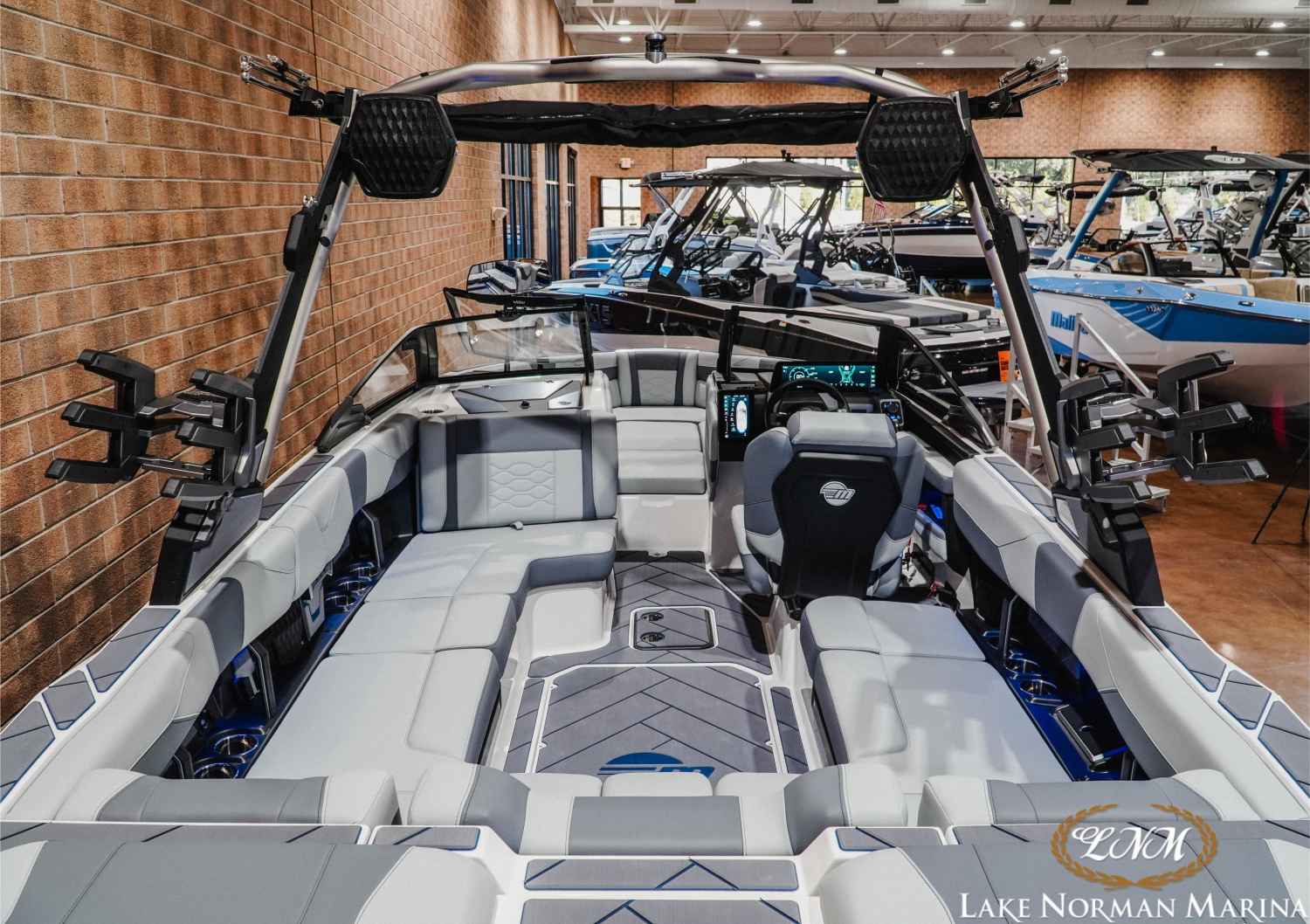 2027 Malibu 23 LSV
